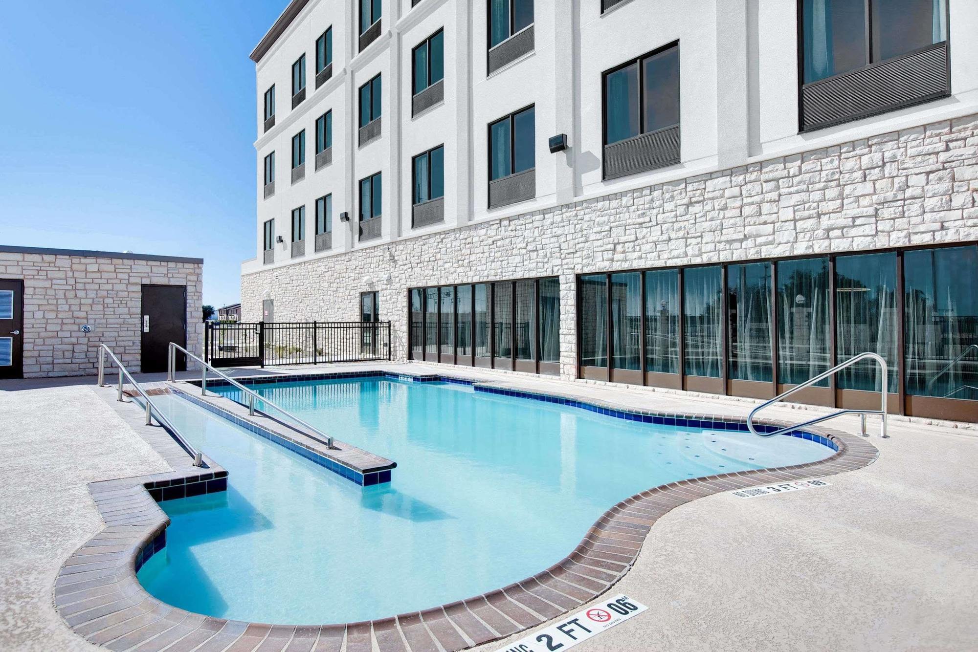 Wingate By Wyndham Hotel 3*